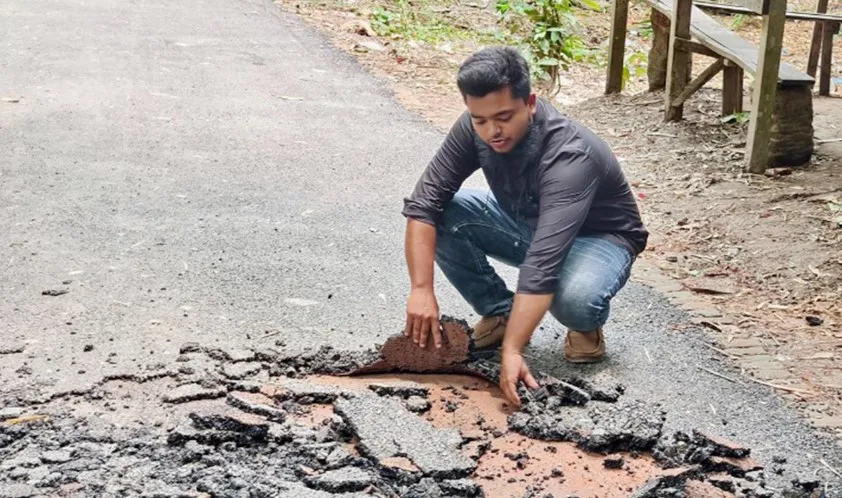 বরিশালে হাতের স্পর্শেই উঠে যাচ্ছে রাস্তার কার্পেটিং, ক্ষুব্ধ এলাকাবাসী  